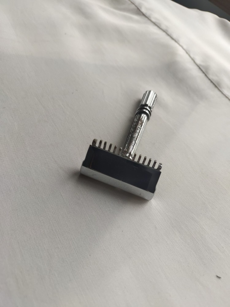 Gem Micromatic Open Comb Type Silver Tone SE Safety Razor