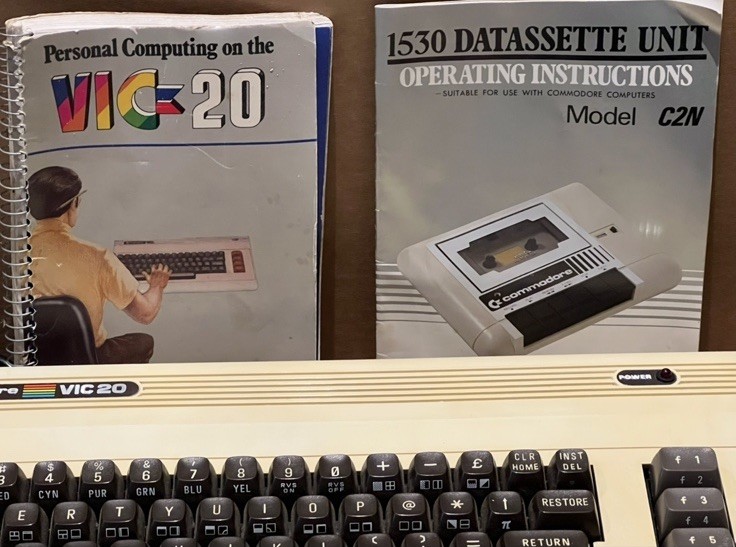 Commodore VIC-20 COMPUTER w/5 Games, Power Cable, Joysticks, POWERS ON untested