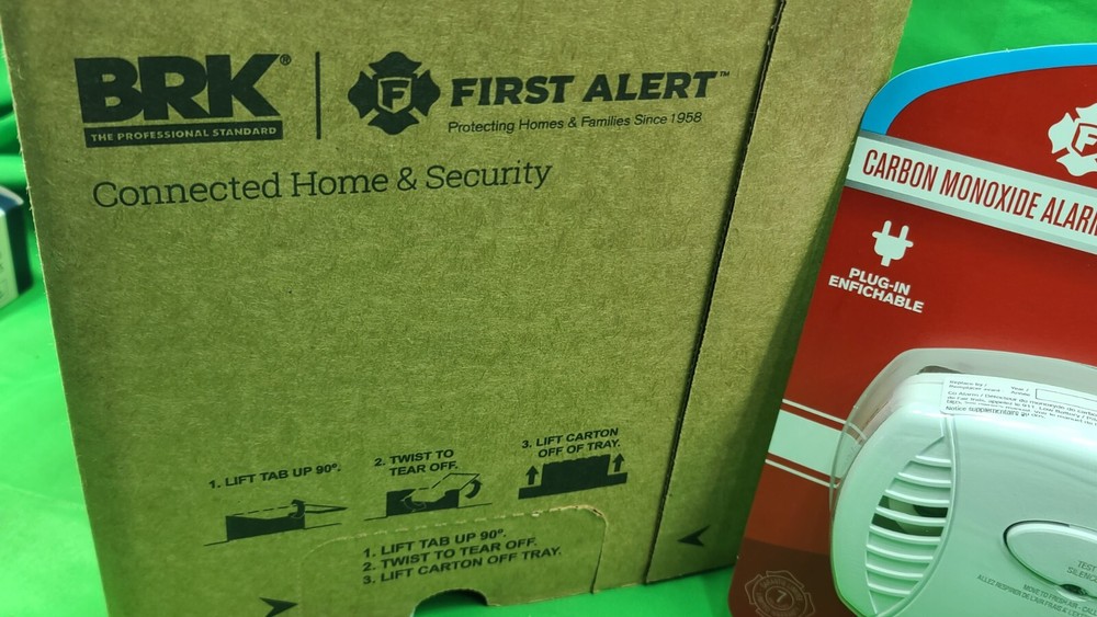 FIRST ALERT C0600 Plug-In Carbon Monoxide Detector