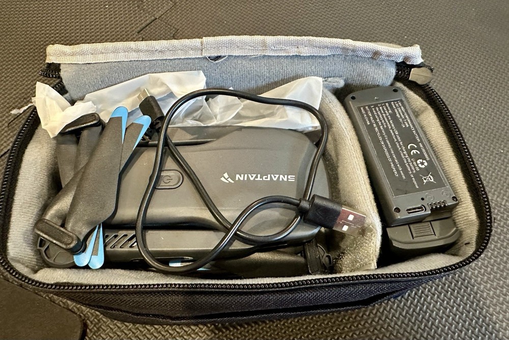 Snaptain E20 2.7K QHD Camera Foldable Drone Remote Controller USED THREE TIMES!!