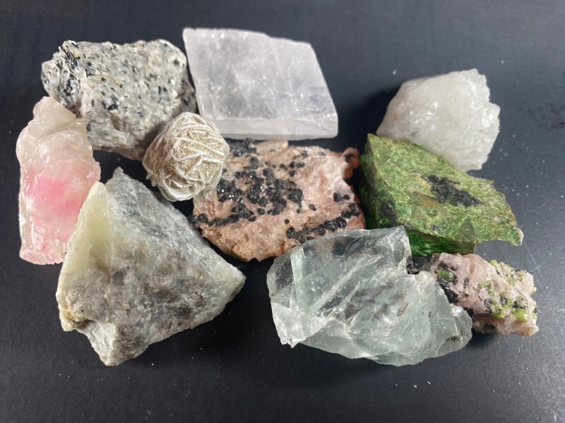 C11 - Longwave Fluorescent Mineral Kit (10 Specimens)