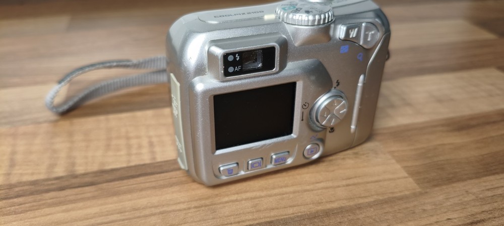 Nikon Coolpix 2100 Digital Camera Silver Tested Working
