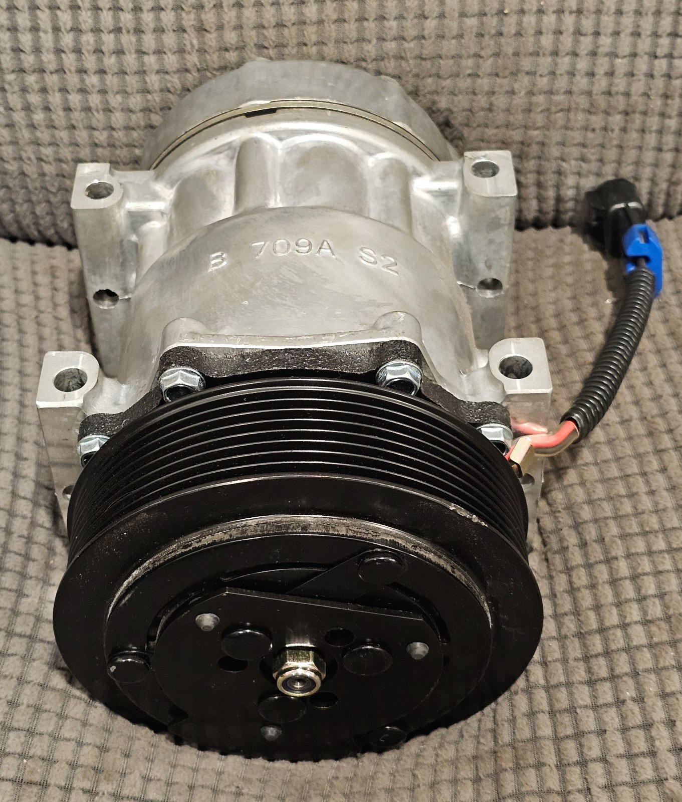 QUE - QP7H15-4892 - Compressor w/ Clutch