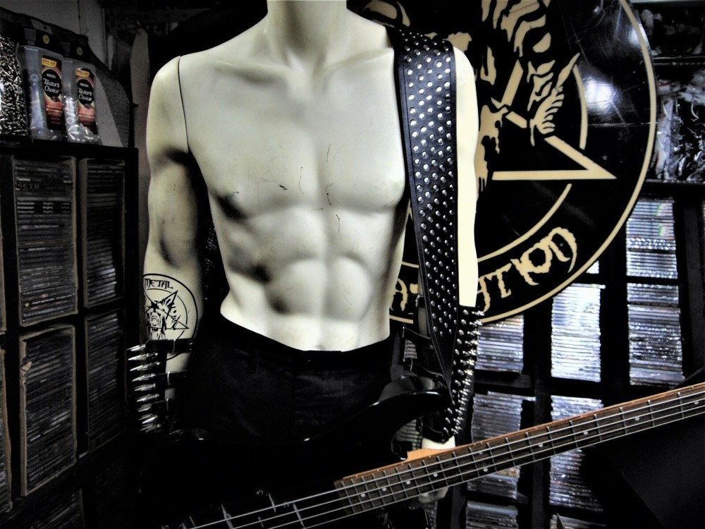 RANDY RHOADS..   LEATHER GUITAR STRAP CHROME RIVET .(MDLS0168)