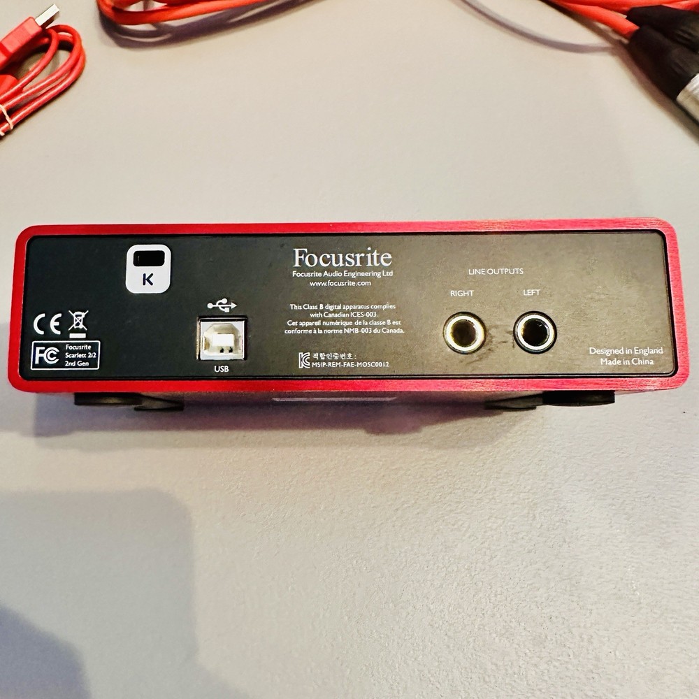 Focusrite Scarlett 2i2 Studio 2nd Gen USB Audio Interface w Microphone Full set