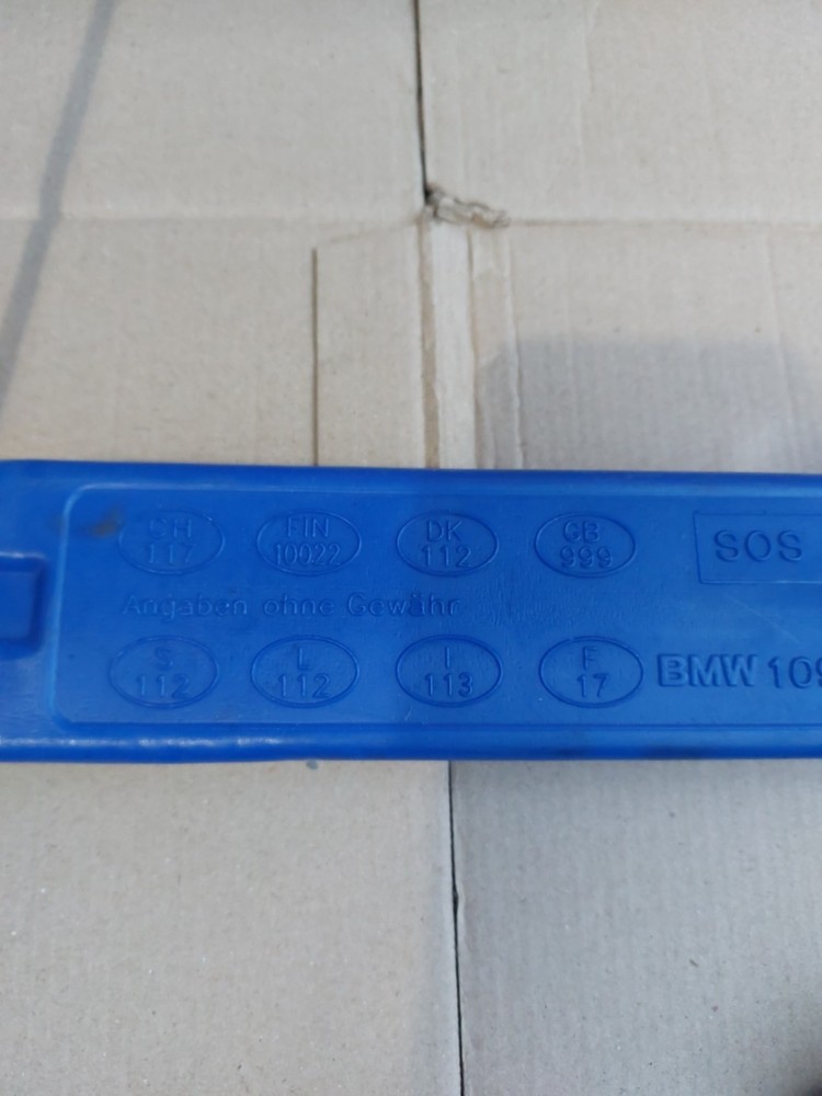 BMW 1 3 5 Series E46 E60 E61 E87 E90 E91 Warning Triangle Blue Container 1095457