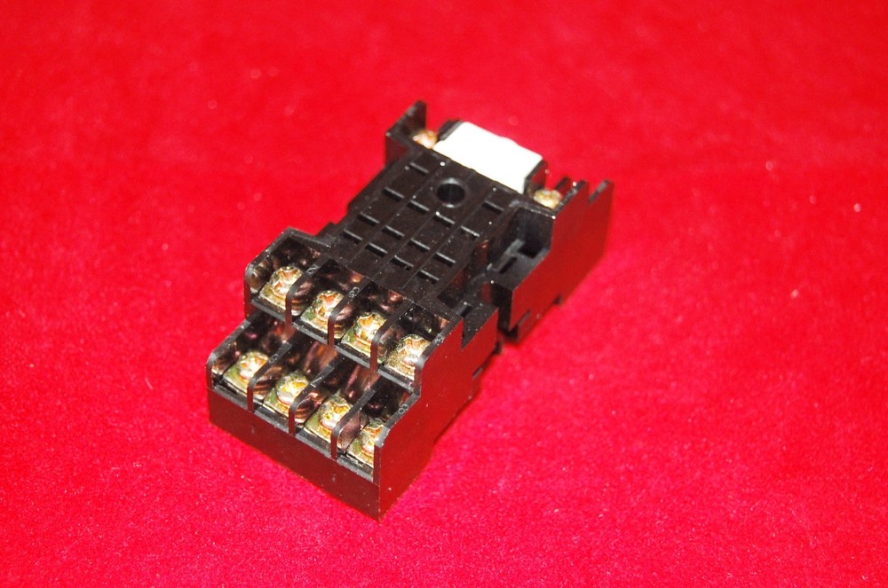 1 NEW PYF14.5A RELAY SOCKET BASE