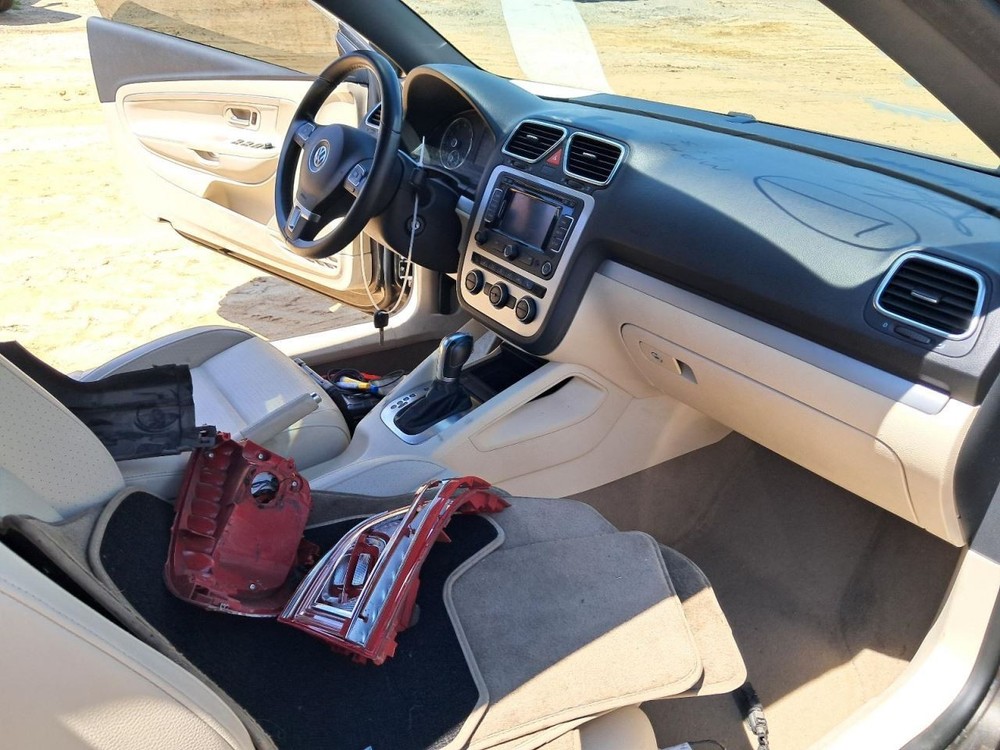 EOS 2016 Glove Box 4766611