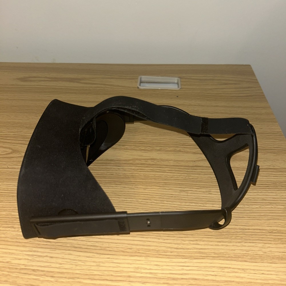 Oculus VR Headset (Either Rift or Go, unfamiliar on specific model) SEND OFFERS