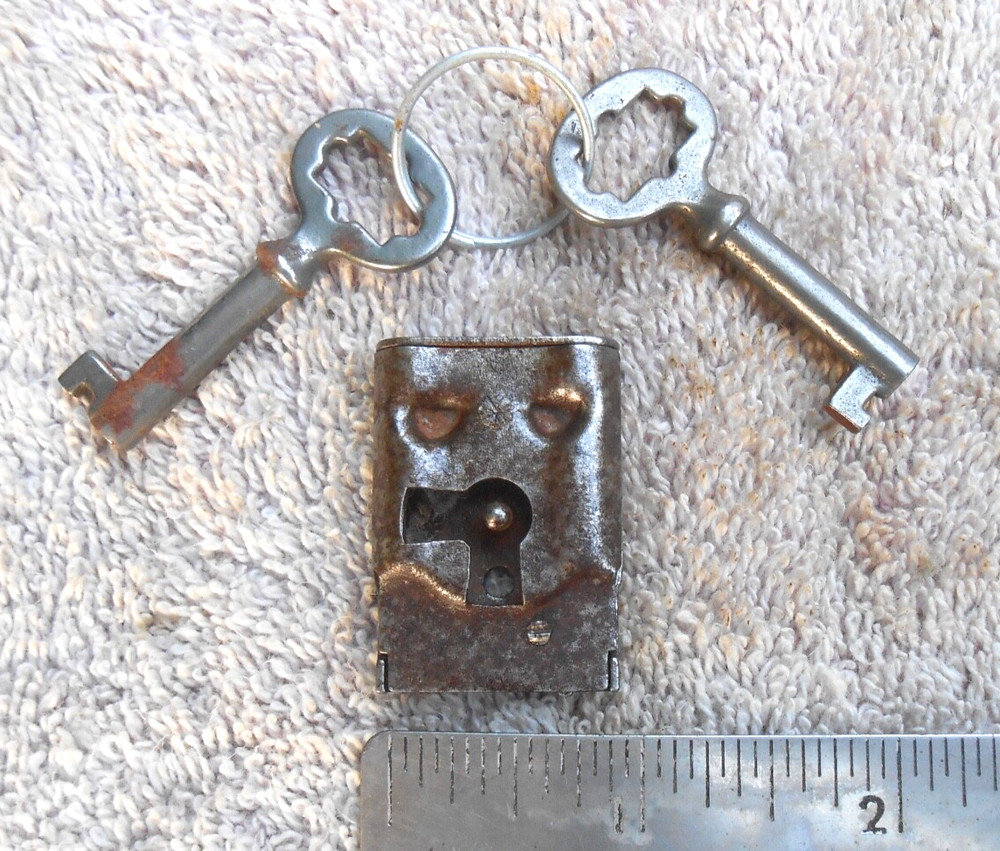 Vtg    Lock  With 2 same keys