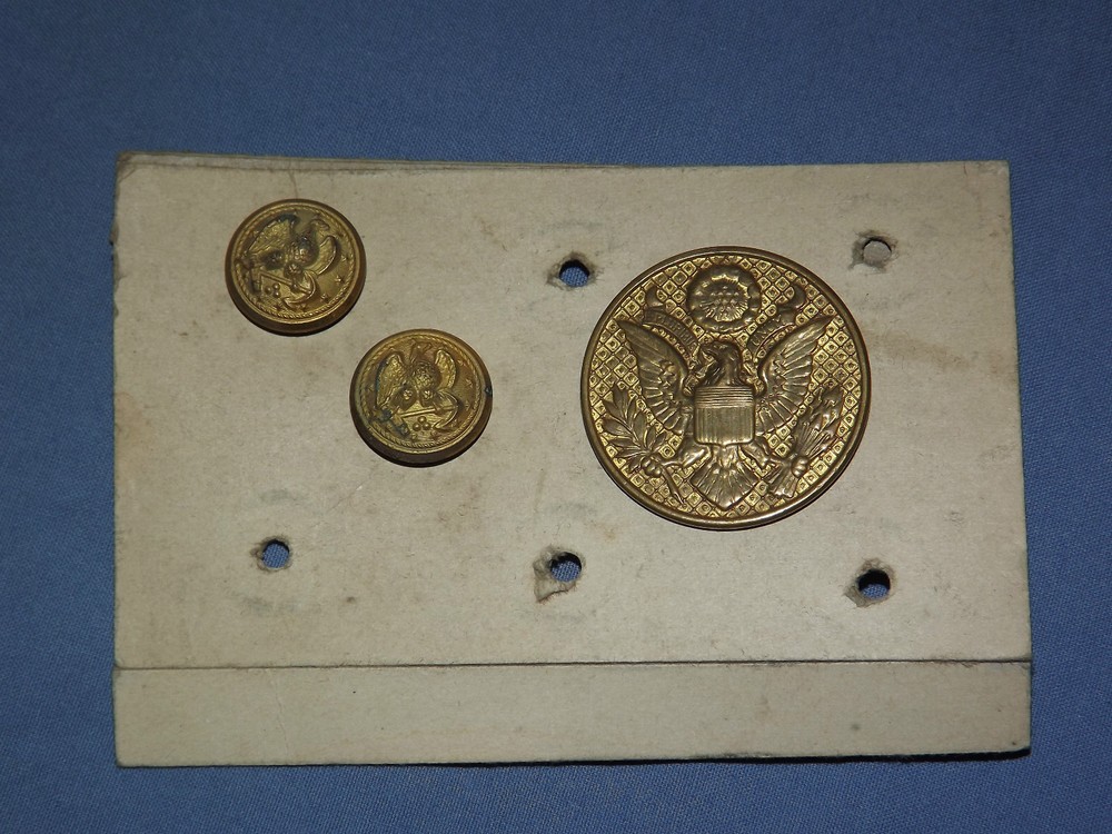 VINTAGE WWII MILITARY EAGLE HAT BADGE & 2 EAGLE ANCHOR PINS