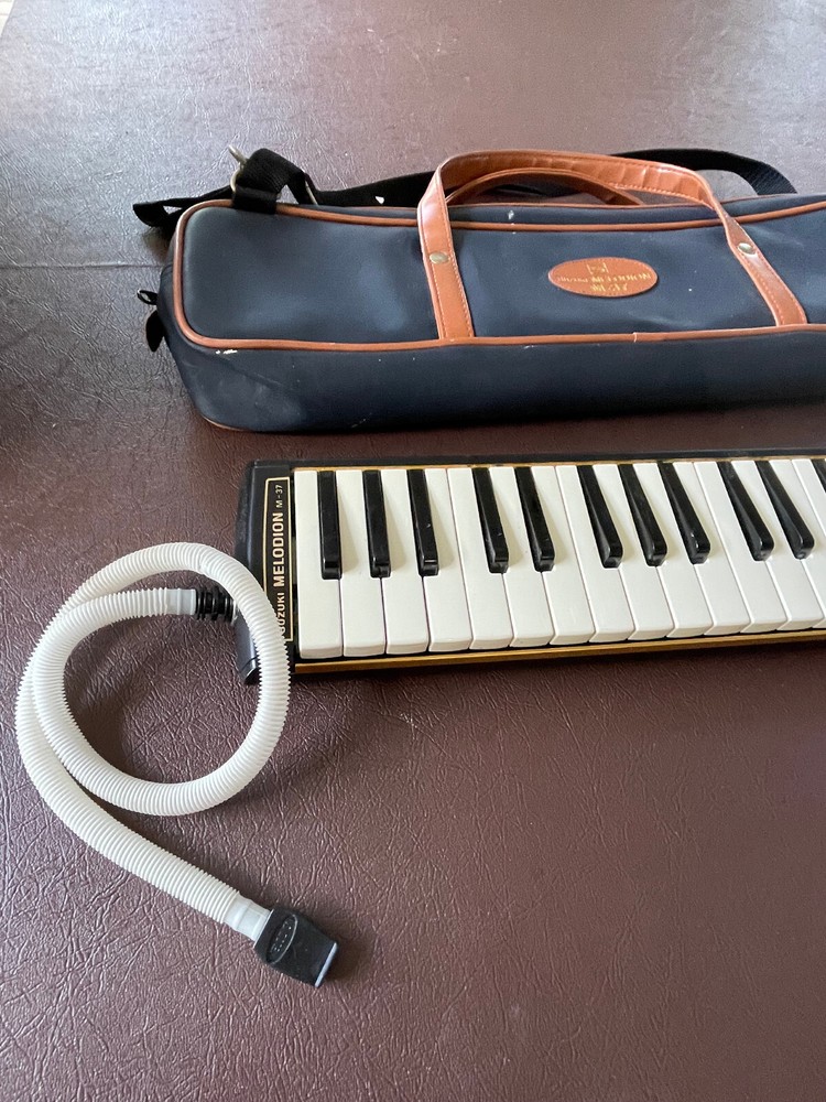 Suzuki Melodion M-37 Keyboard Harmonica