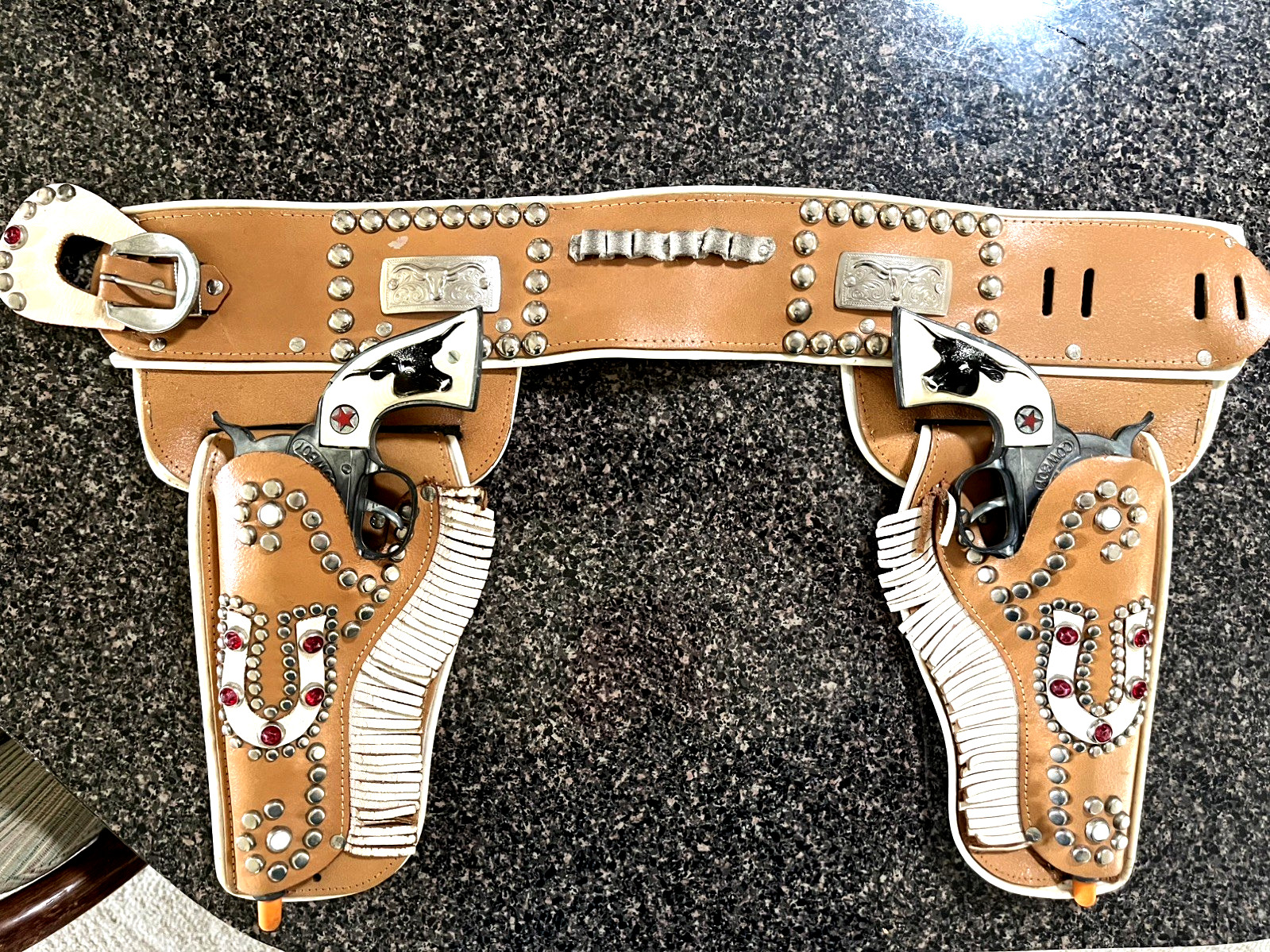 Outstanding Keyston horseshoe holster w/WOW Hubley Cowboy toy cap gun pistols