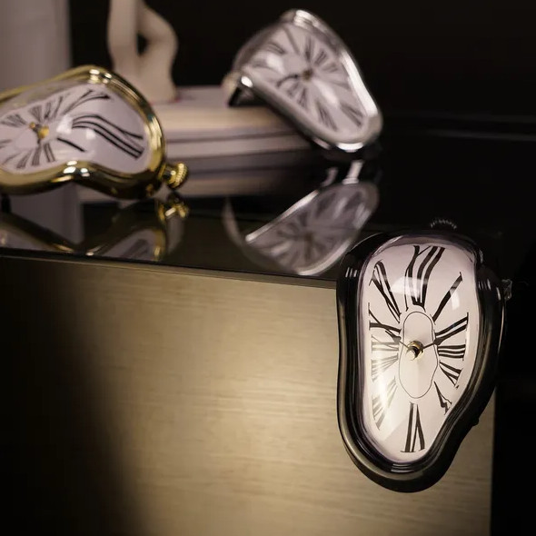 DALI Melting Clock Table Decoration