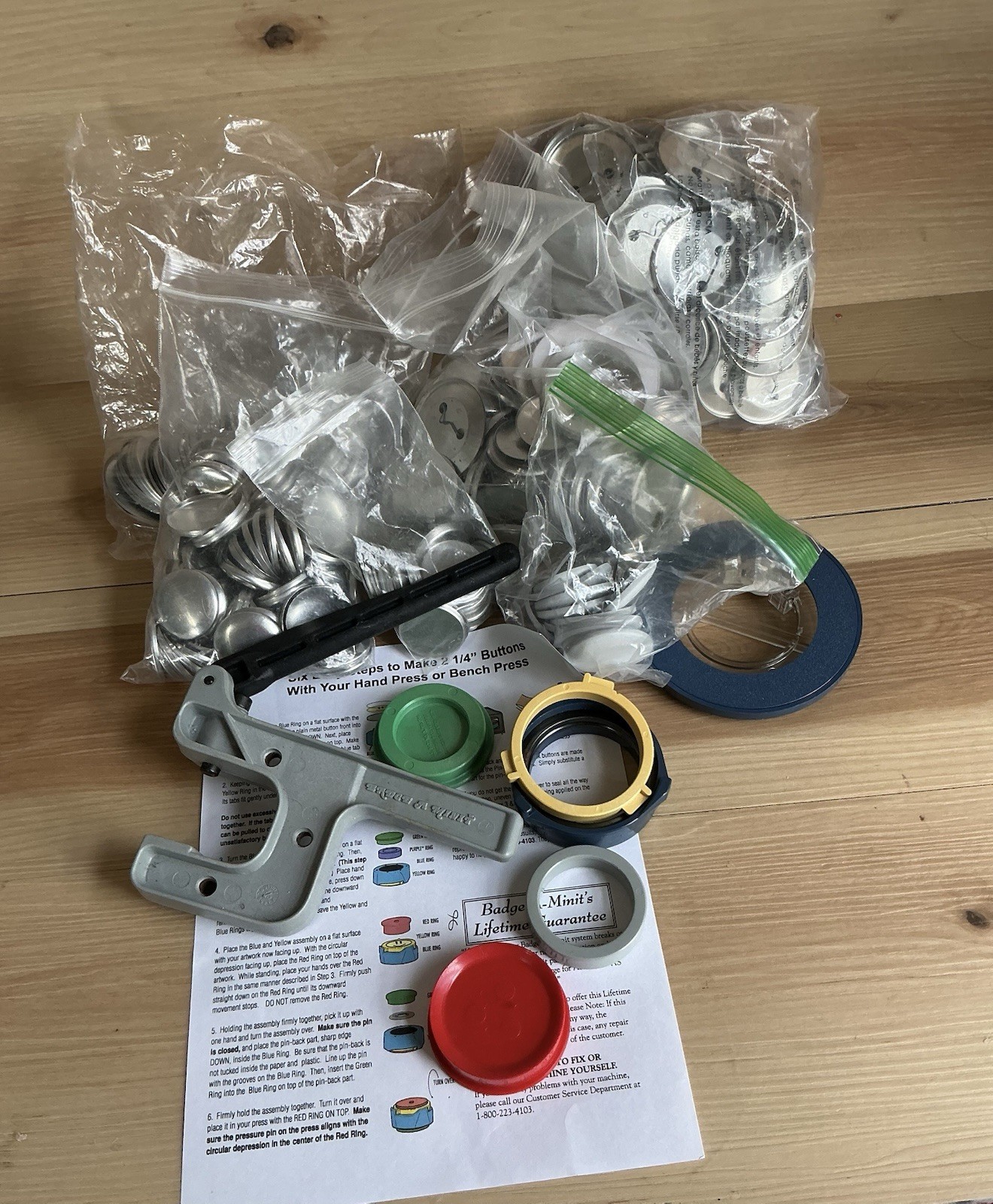 Badge-A-Minit Button Maker Machine Pin Badge Press Craft Kit Tool 100s Buttons