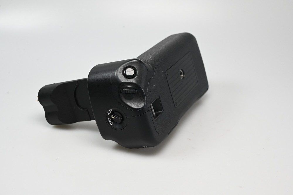 Canon BG-E2 Battery Grip for 20D, 30D #G023