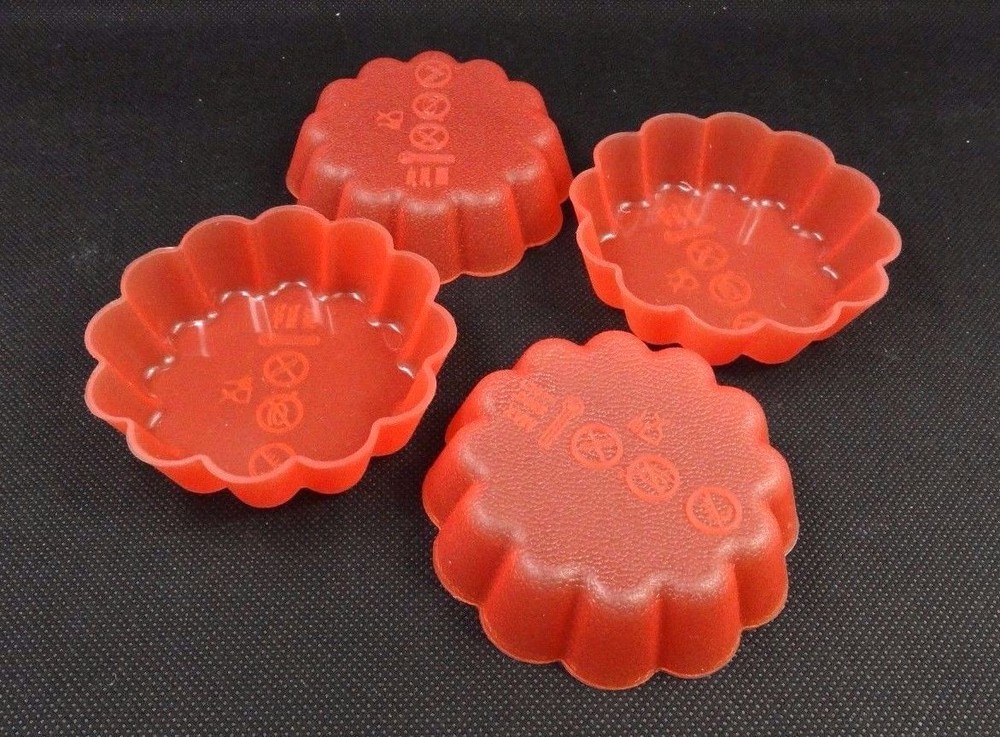 Cuisine Magic 12-pack Silicone Cupcake & Muffin Baking Cup ~ Red