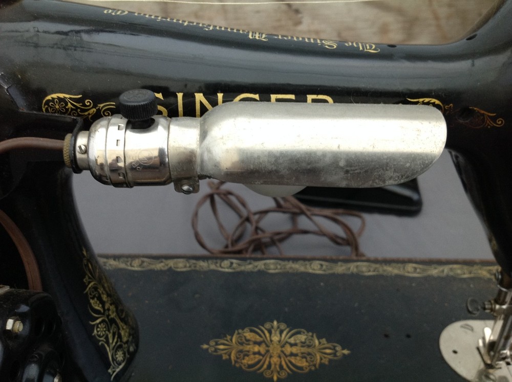 Vintage Singer Sewing Machine in Case