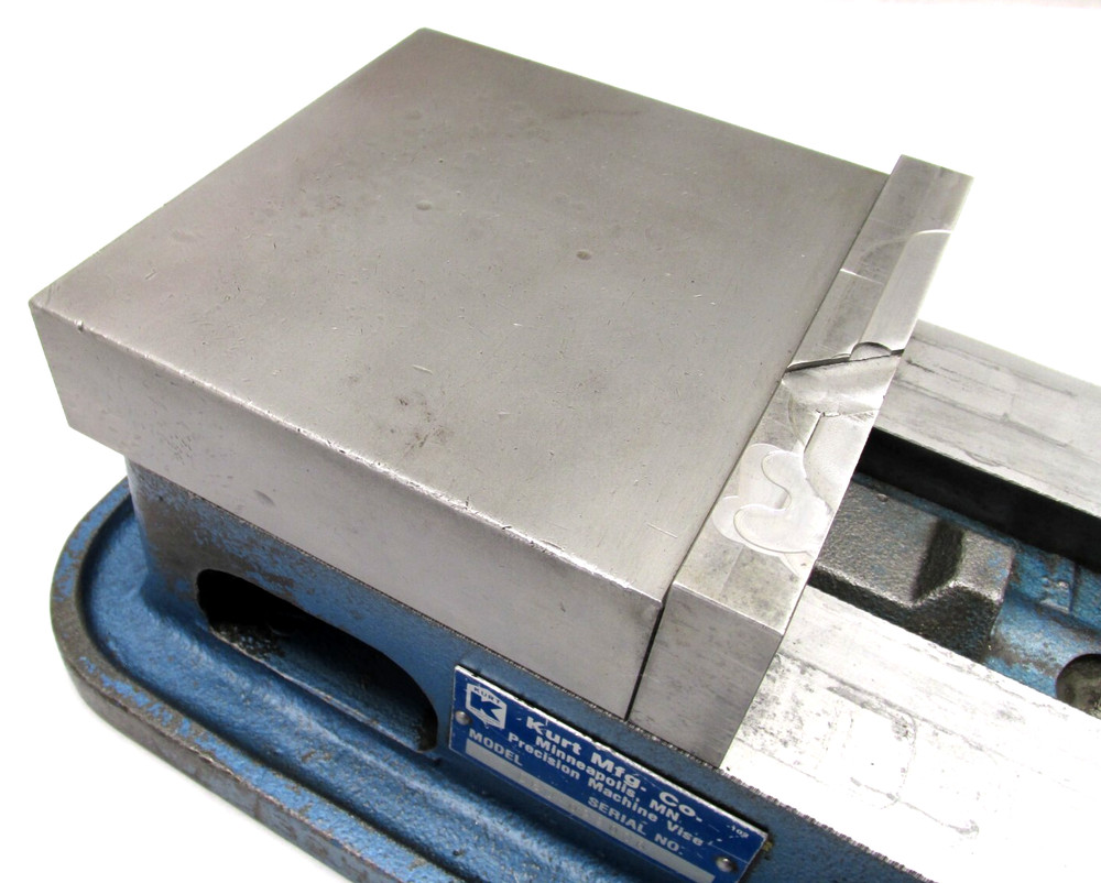 KURT ANGLOCK 6" MILLING MACHINE VISE w/ JAWS - #D60