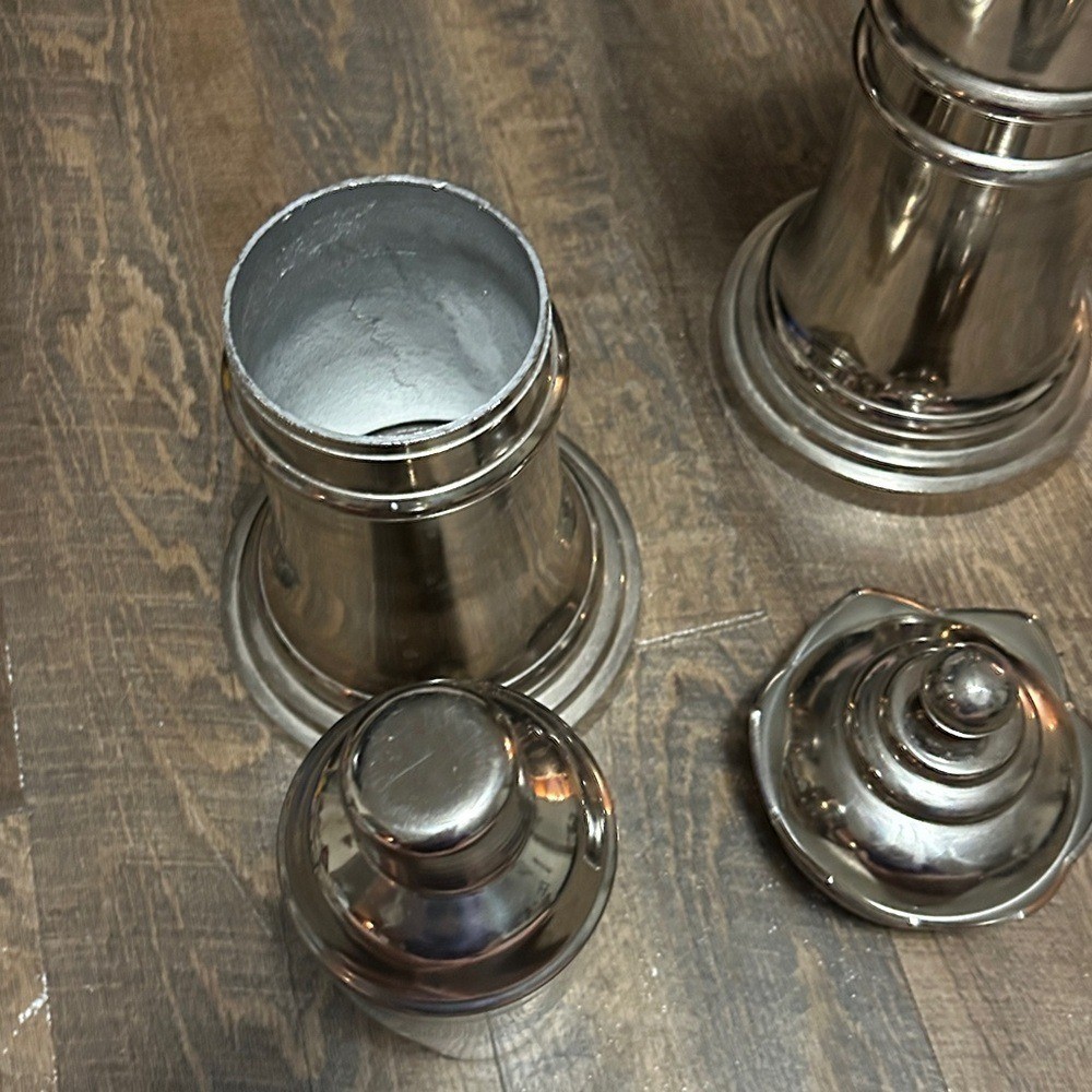 Tommy Bahama metal king and queen chess piece cocktail shaker set Large Game Bar