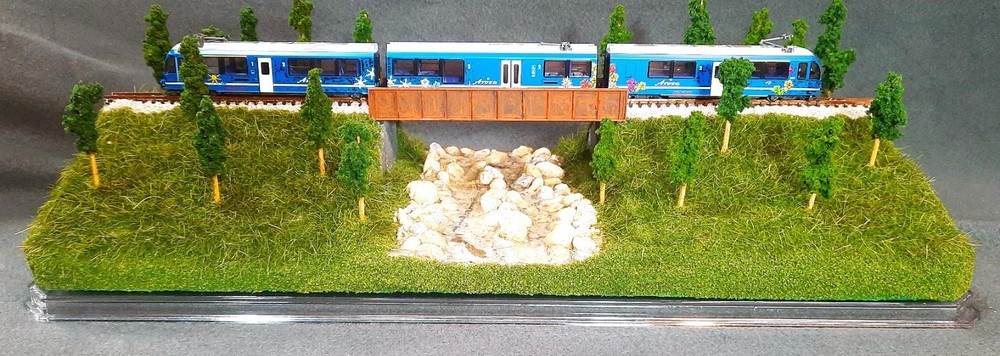 N SCALE- SINGLETRACK 16"-BRIDGE w/ STREAM "SUMMER SCENE" TRAIN DISPLAY CASE