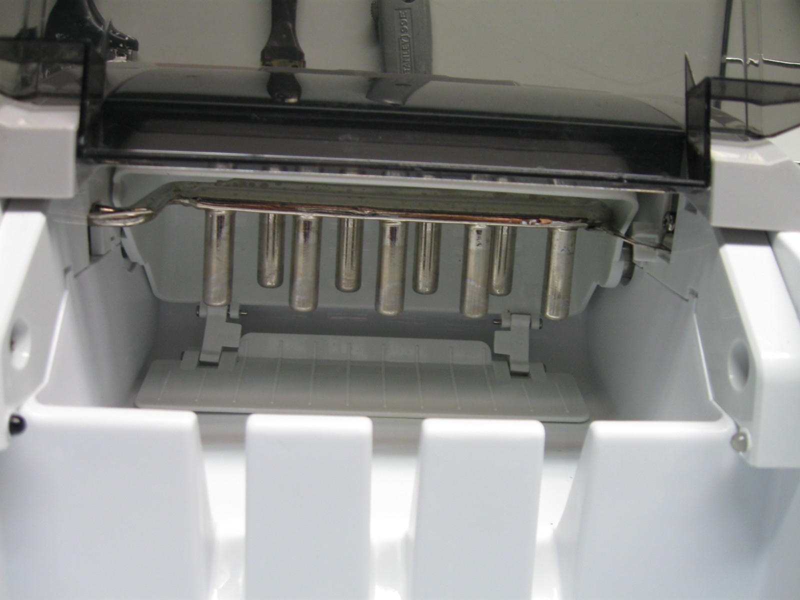 Portable Ice Maker, Frigidaire, Countertop/Picnic Table/Camping, Used Once