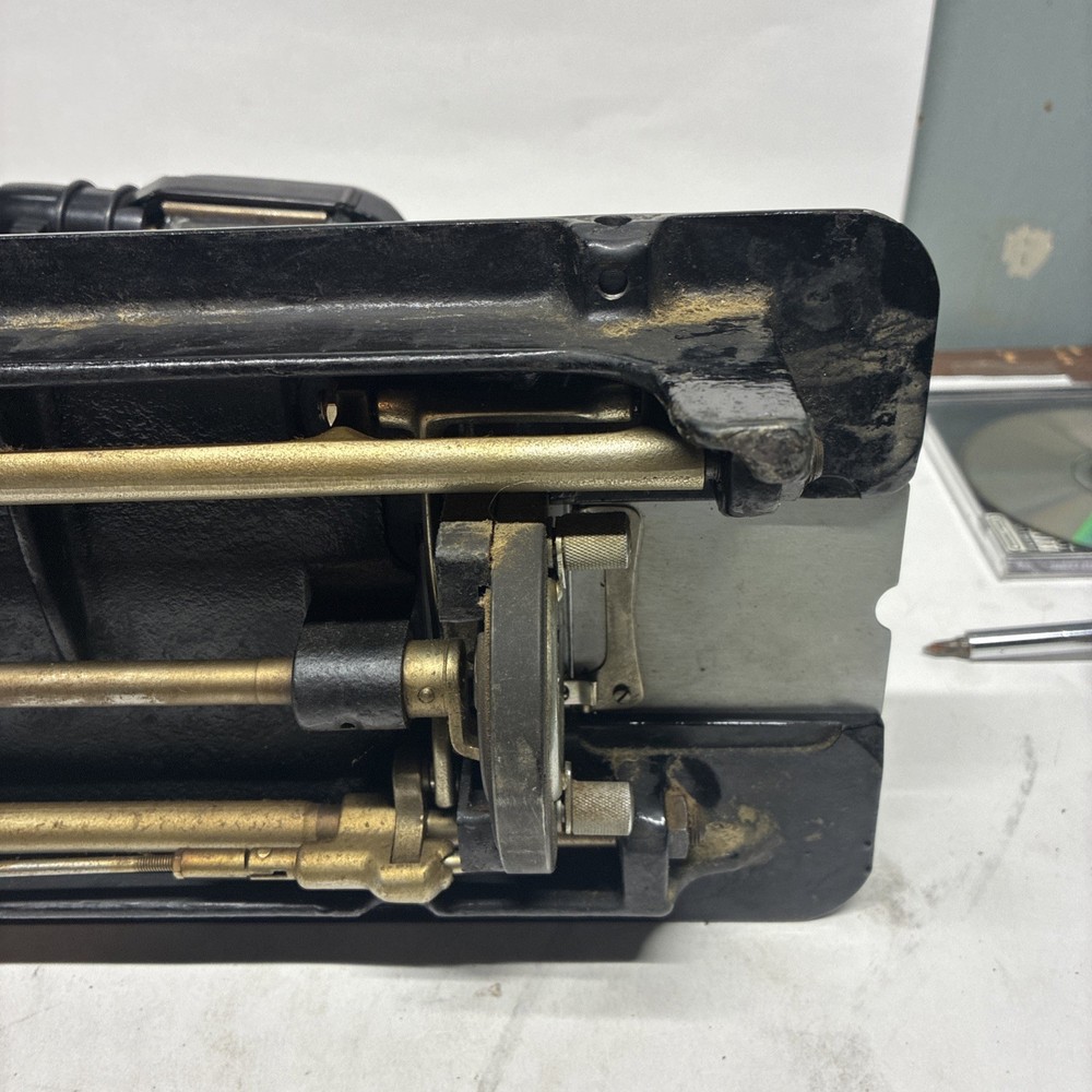 Singer De Luxe Sewing Machine No Case Or Bottom Read Description!