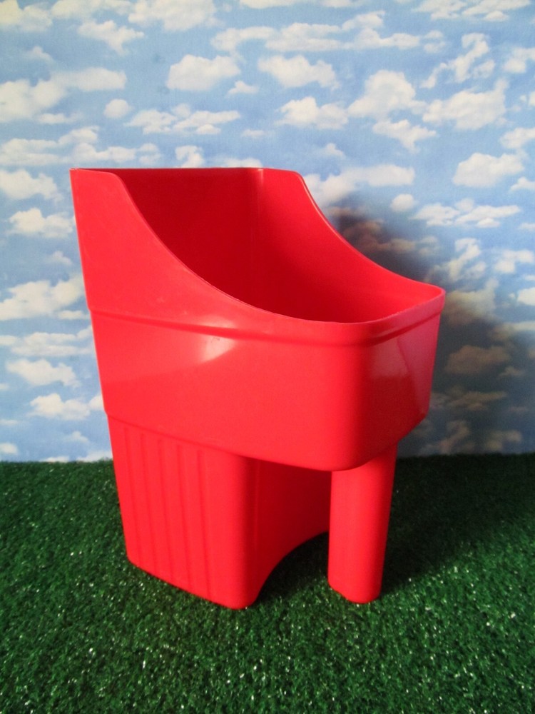 LITTLE GIANT® 3 Quart RED Heavy Duty Plastic Stackable Feed Scoop Measure Marks