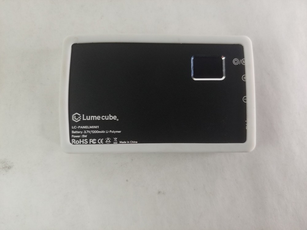 Lumecube LC-PANELMINI1 Smart LED Light and diffuser.