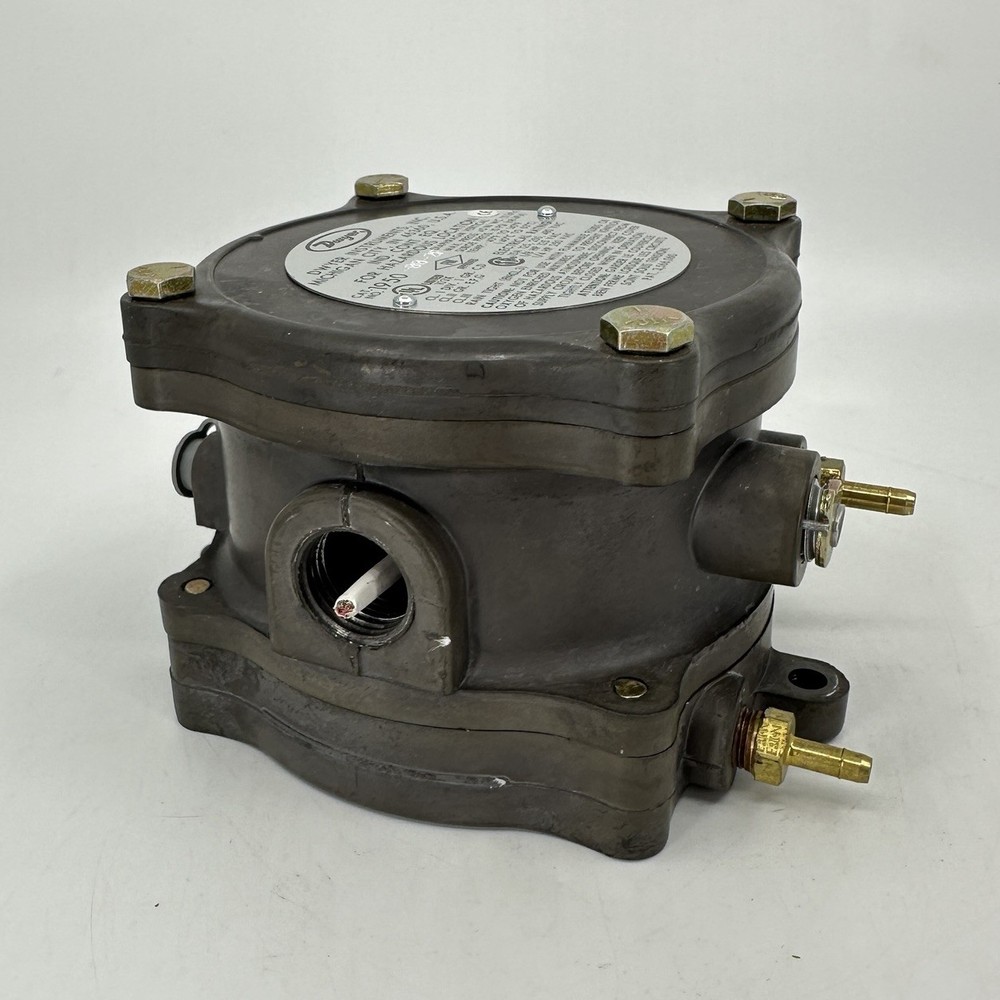 Dwyer 1950-00-2F Explosion-Proof Differential Pressure Switch NEW