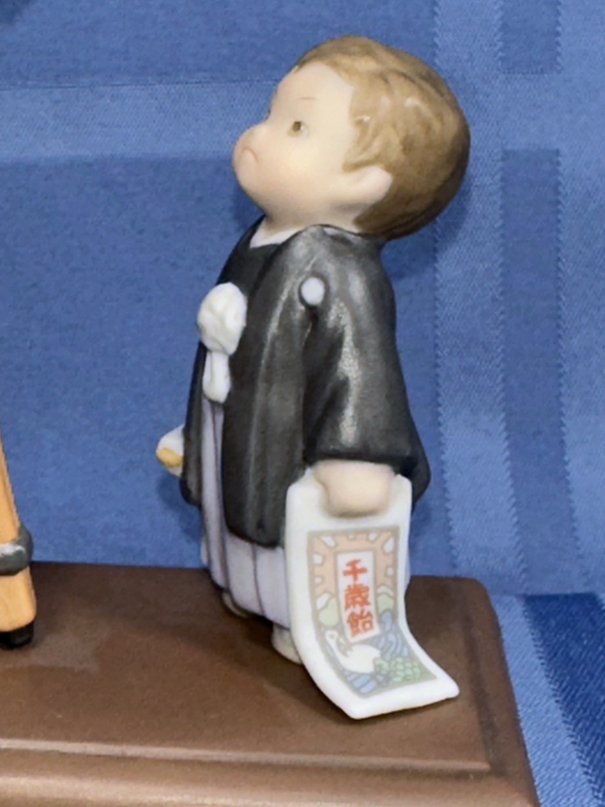 Precious Memory Porcelain JOYOUS 7-5-3 Ceremony Figurine "Unfamiliar Camera"