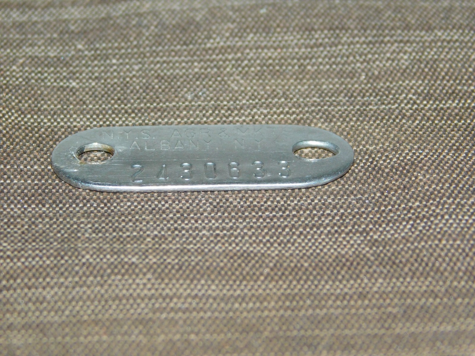 VINTAGE 1 1/2" ACROSS N.Y.S. AGR & MKTS ALBANY NY METAL ANIMAL TAG