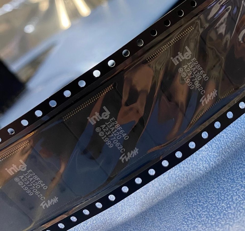 INTEL E28F640J3A-120 E28F640J3A120 Flash Memory IC 4MX16 120ns PDSO56