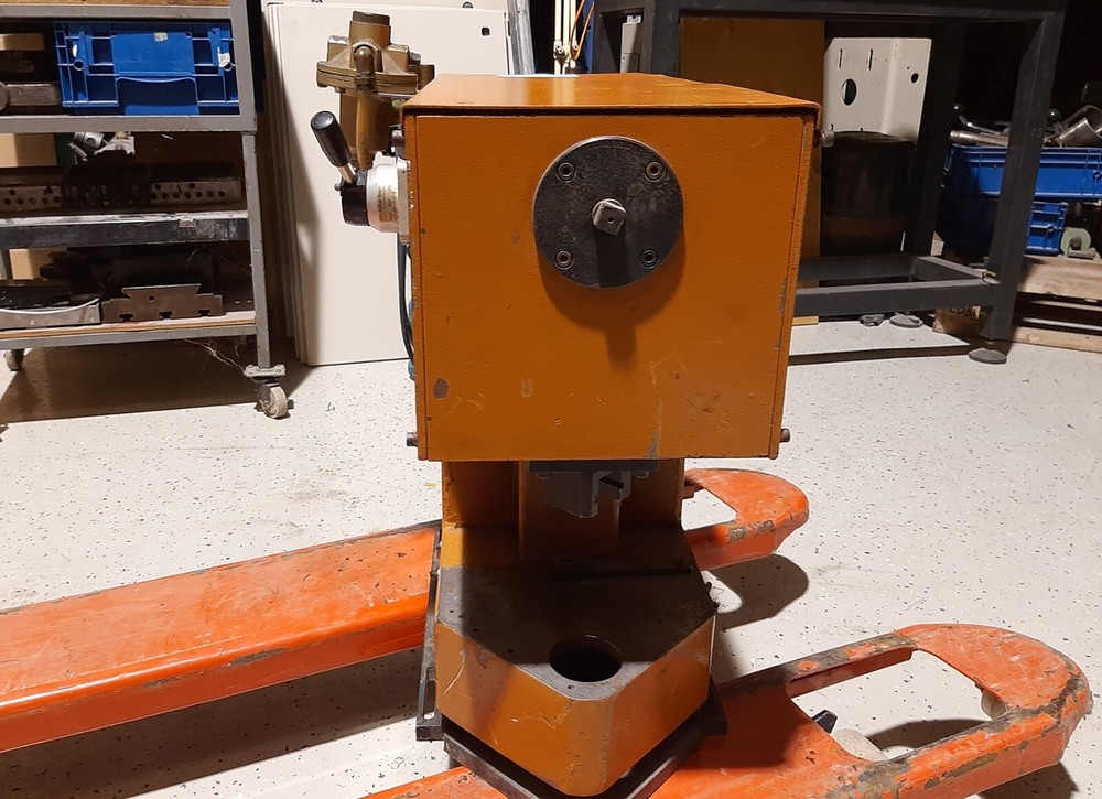 Pneumatic press