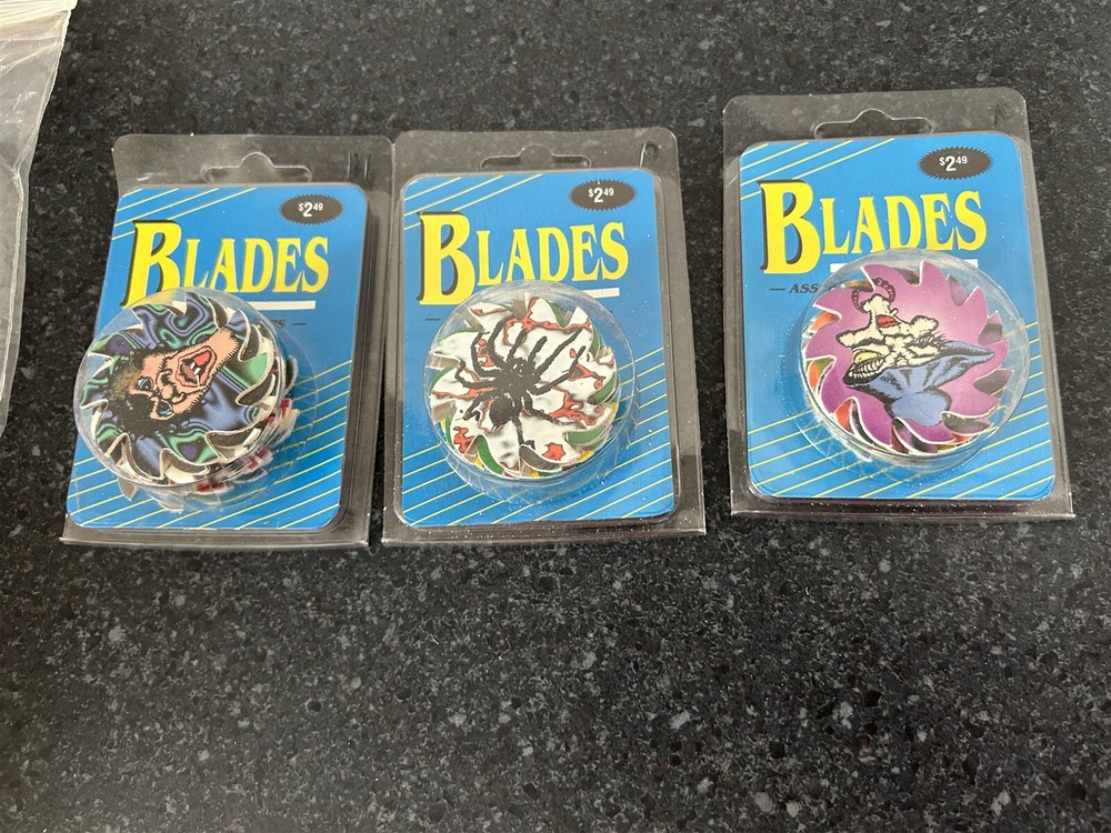 32 BLADES, SPINNERS - ASSORTED FUN CAPS-