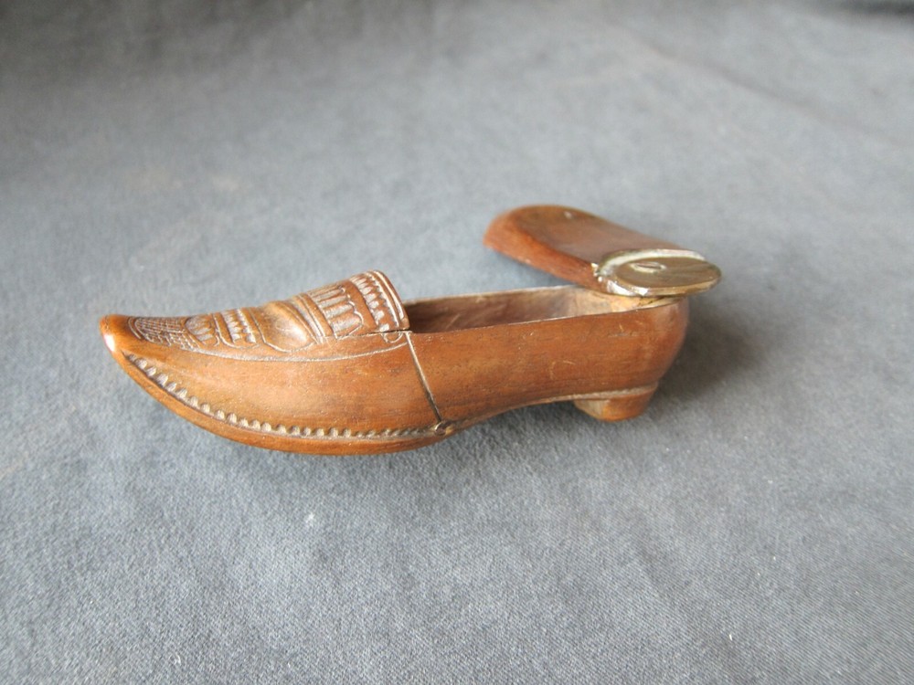 Antique 19th century treen shoe snuffbox with locking system