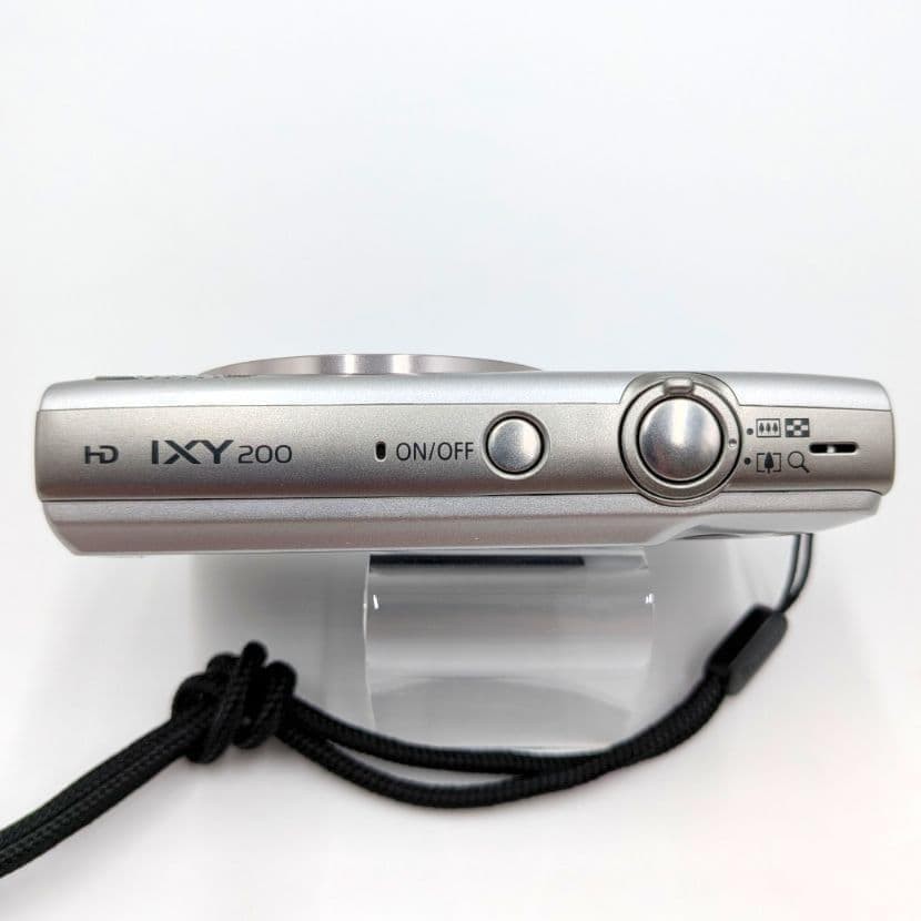 Canon IXY 200 Compact Digital Camera Excellent Condition Silver