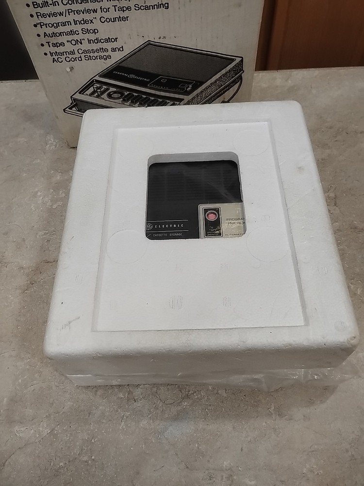 GE Cassette Tape Recorder M8460 No Cords Untested