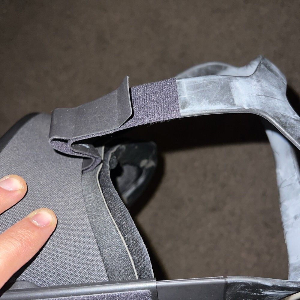OCULUS QUEST 1 64GB Headset Only Powers On Worn Padding No Charger Or Controller
