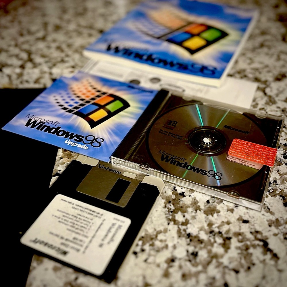 Windows 98 Compkete CD + Key + Boot 3.5 + Upgrade Disk + Box & Docs. Complete