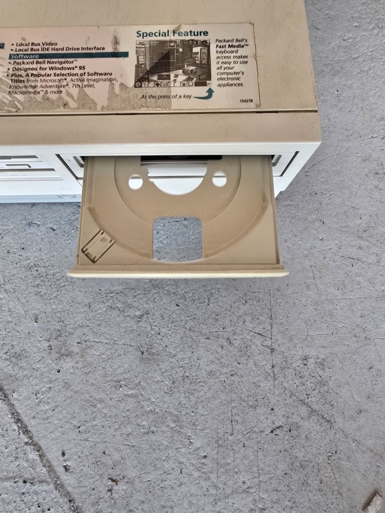 Vintage Packard Bell Legend 204CD Computer *powers On, Read*