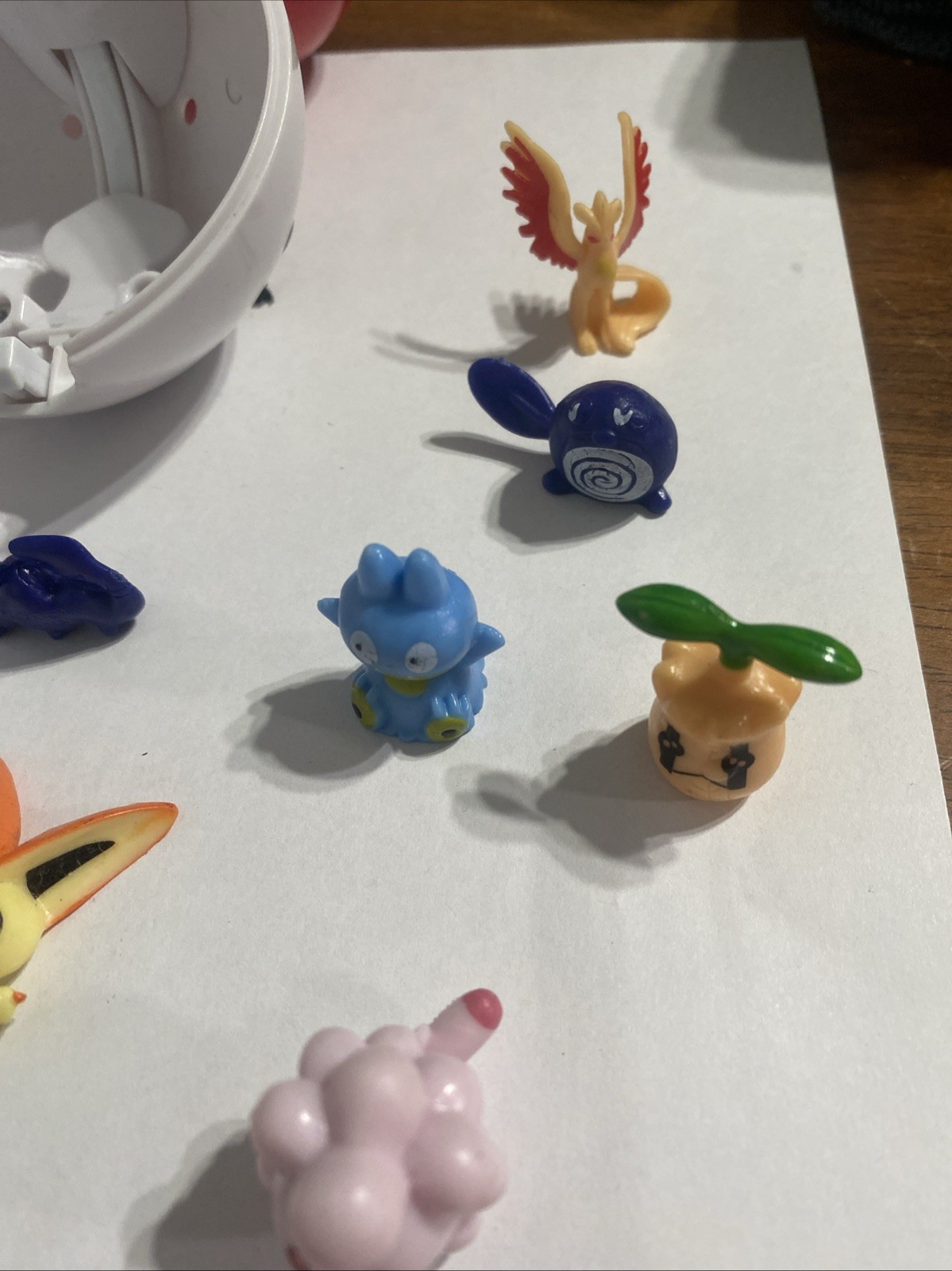 Pokémon Vintage Gumball Machine Toys Lot