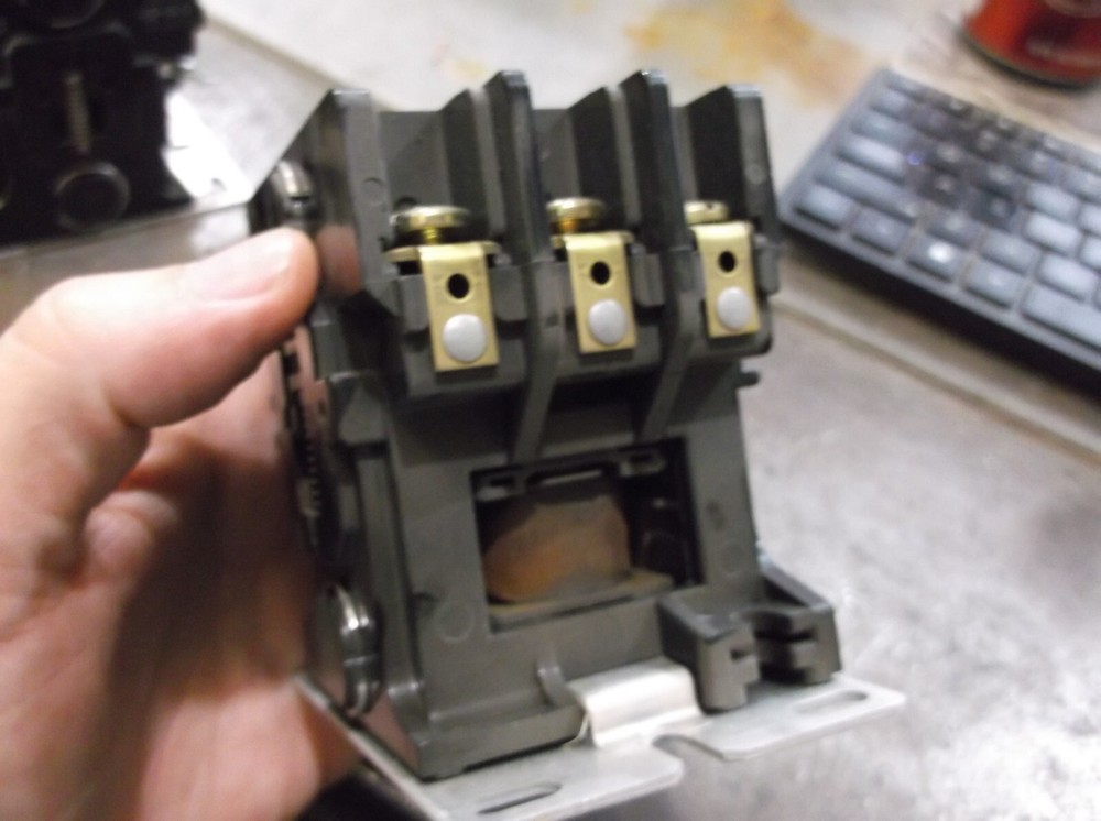 TELEMECANIQUE 2200EB230AA CONTACTOR (703)