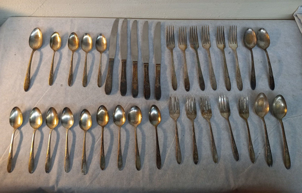 34pc. Antique ONEIDA COMMUNITY Tudor Plate FLATWARE LOT Service for 5