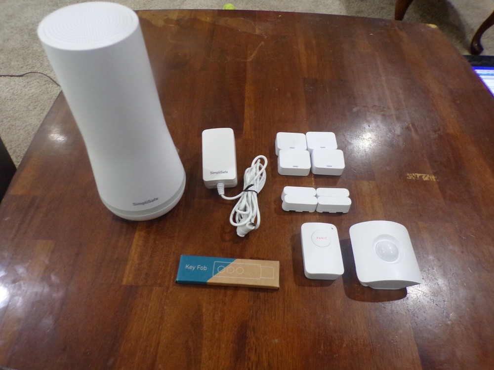 SimpliSafe Security System (9 Pieces)