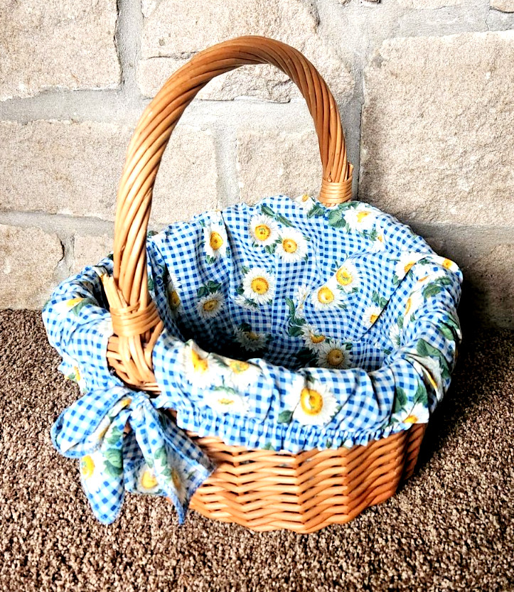 Pretty Wicker Basket with Blue Gingham Liner & Daisy Pattern 11" Round