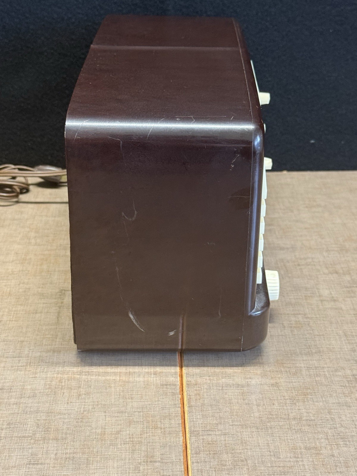 Umber Brown Bakelite 1952 Sylvania Model 540M Vacuum Tube AM Clock Radio - EUC