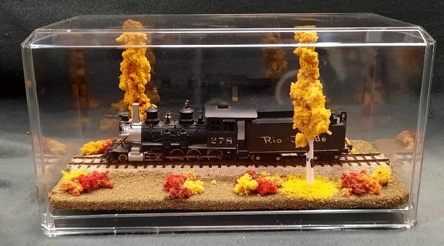 HOn3 SCALE 9" SINGLE TRACK DISPLAY CASE - FALL FOILAGE SCENE- FOR ANY HOn3