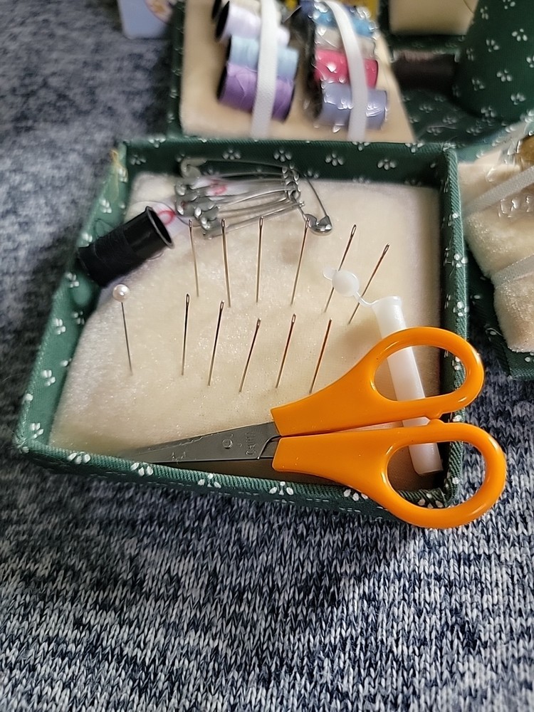 Singer/Foldable Sewing Cube. Pre Owned