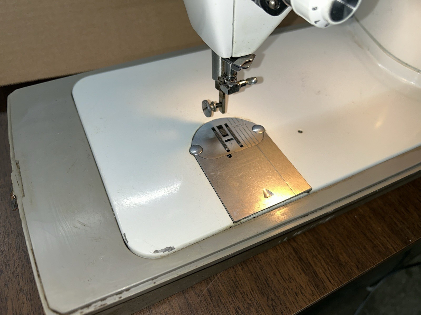 Singer Model 603E Sewing Machine - Touch & Sew - NO Pedal - Seems to run SMOOTH